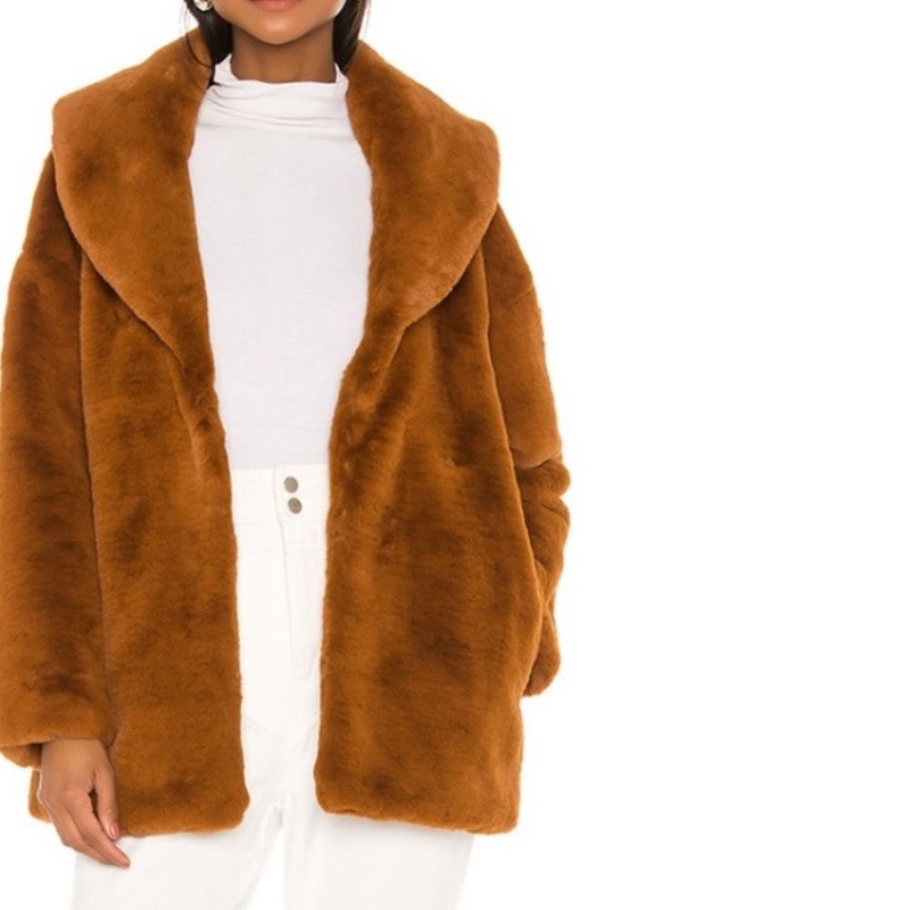 AVA FAUX FUR COAT
HEARTLOOM
Color: Cinnamon